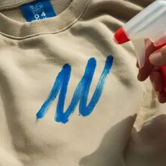 Jak zmyć tusz z bluzy? Uniknij błędów, uratuj ubranie!