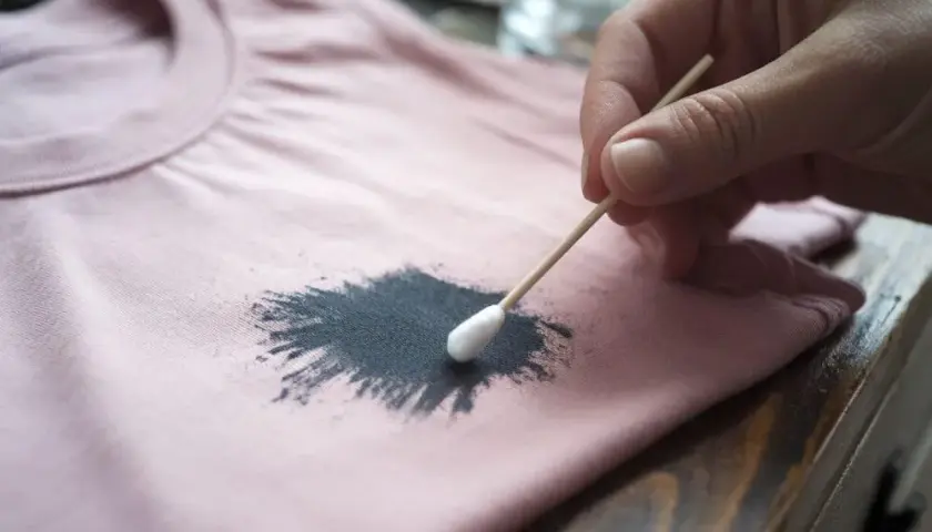 Jak usunąć plamę z długopisu z bluzy? Sprawdzone metody!