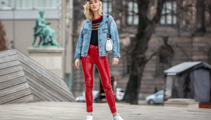 Czerwone spodnie: Z czym łączyć? Modne stylizacje na każdą okazję