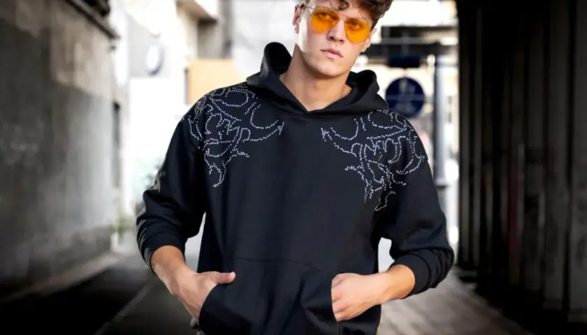 Bluza jak sukienka: Jak nosić stylowo i uniknąć wpadek?
